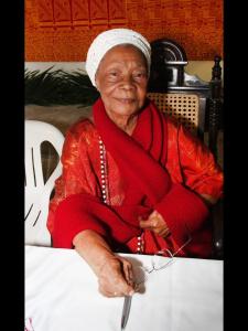 Detinha at book signing